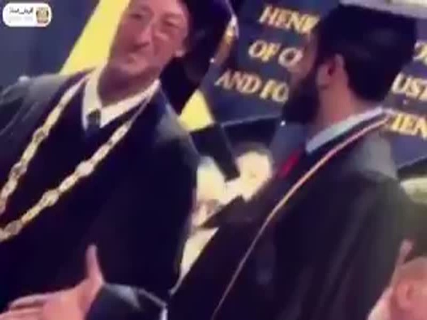 الحقيقة وراء رفض رئيس الجامعة مصافحة طالب خليجي