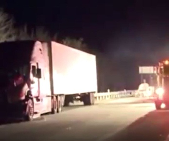 فيسبوك يسجل حادث سحق فتاتين داخل سيارتهما