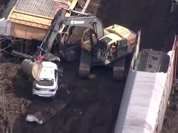 شاهد .. قطار يدهس 100 سيارة فارهة