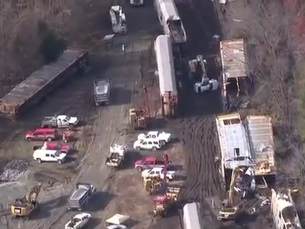 شاهد .. قطار يدهس 100 سيارة فارهة