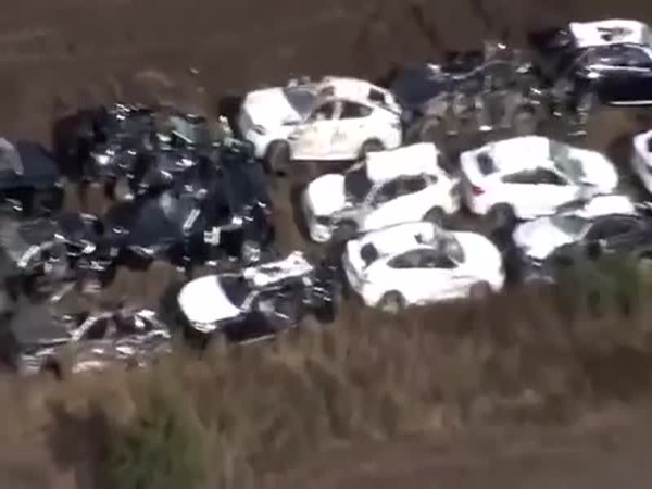 شاهد .. قطار يدهس 100 سيارة فارهة