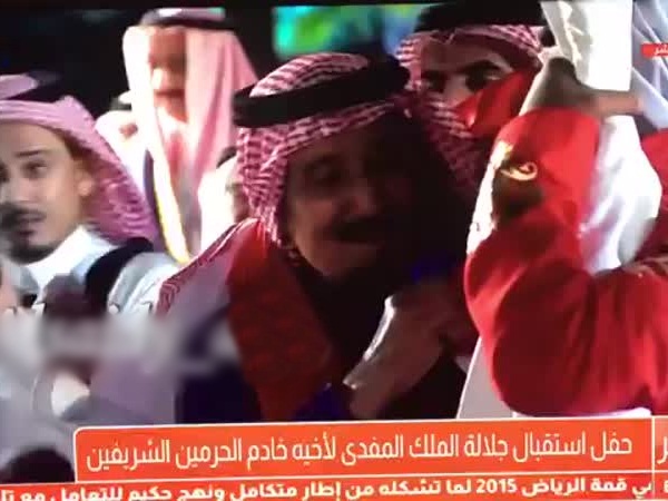 شاهد قبلة الملك سلمان لعلم البحرين