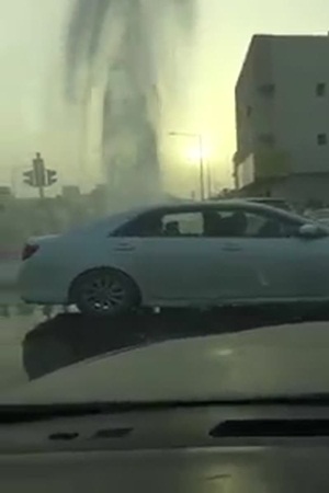 بالفيديو .. ماسورة مياه منفجرة في الرياض تتحول إلى نافورة