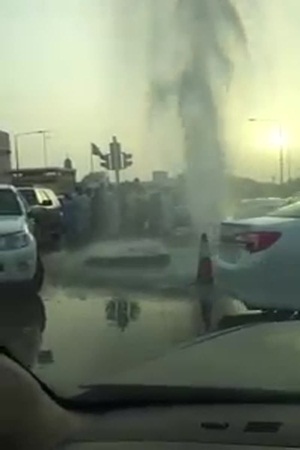 بالفيديو .. ماسورة مياه منفجرة في الرياض تتحول إلى نافورة