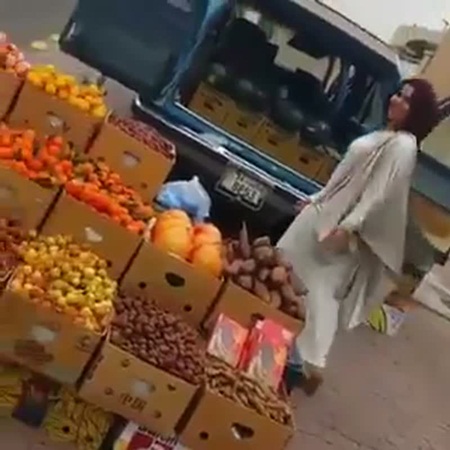 شاهد .. سيدة تسبب أزمة مرورية في الشارع وحيرة لرواد الإنترنت