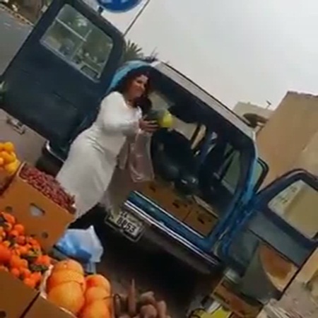 شاهد .. سيدة تسبب أزمة مرورية في الشارع وحيرة لرواد الإنترنت
