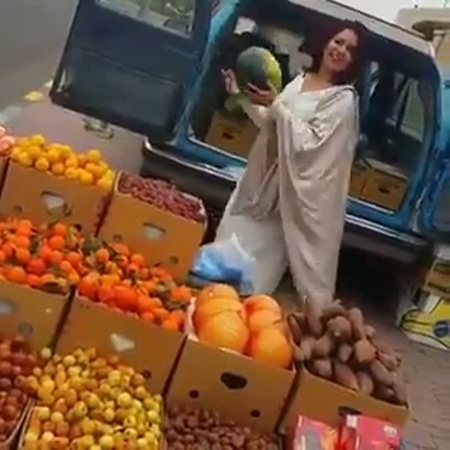 شاهد .. سيدة تسبب أزمة مرورية في الشارع وحيرة لرواد الإنترنت