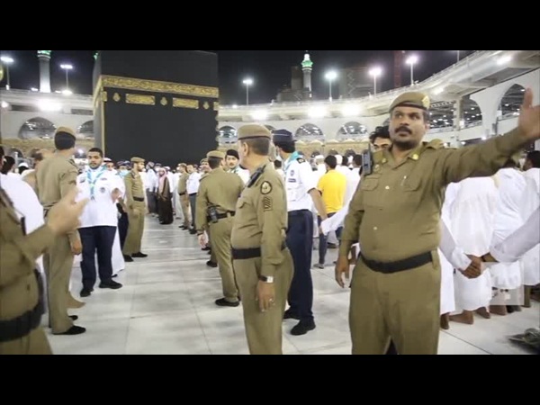 بالفيديو .. هكذا يتم تفريغ صحن الحرم المكي من المصلين