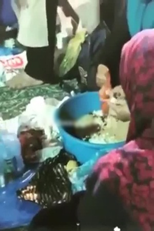 بالفيديو .. معتمرات يجهزن المحشي في الحرم المكي