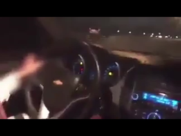 بالفيديو .. مفحط يفاجأ بدورية شرطة أمامه