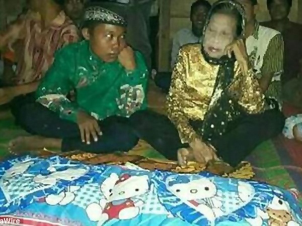 بالفيديو .. زواج سبعينية من مراهق