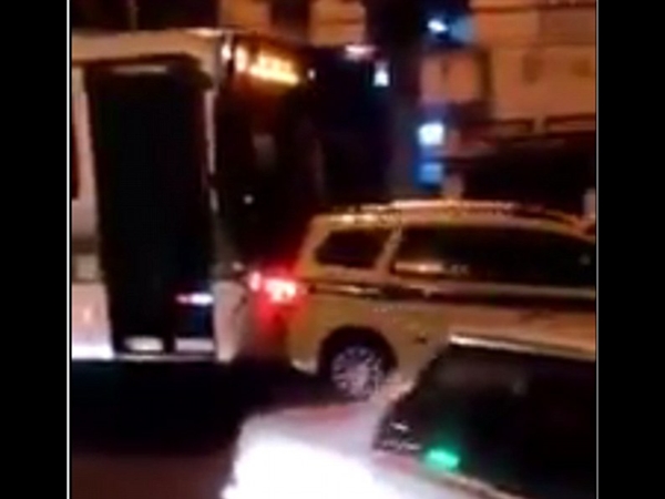 سائق حافلة غاضب يدفع بسيارة بالرغم من إرادة سائقها