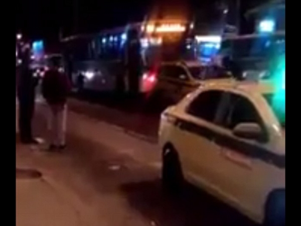 سائق حافلة غاضب يدفع بسيارة بالرغم من إرادة سائقها