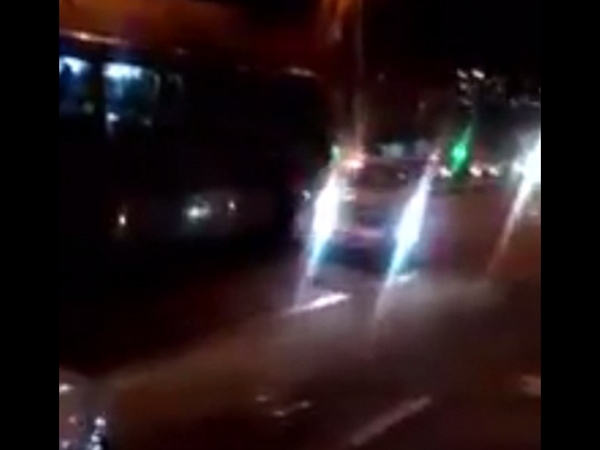 سائق حافلة غاضب يدفع بسيارة بالرغم من إرادة سائقها