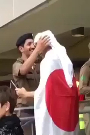 بالفيديو .. هذا ما طلبه المشجع الياباني من رجل الأمن السعودي