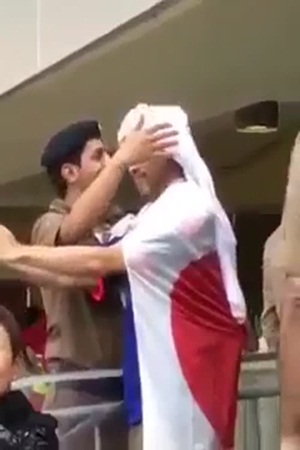 بالفيديو .. هذا ما طلبه المشجع الياباني من رجل الأمن السعودي