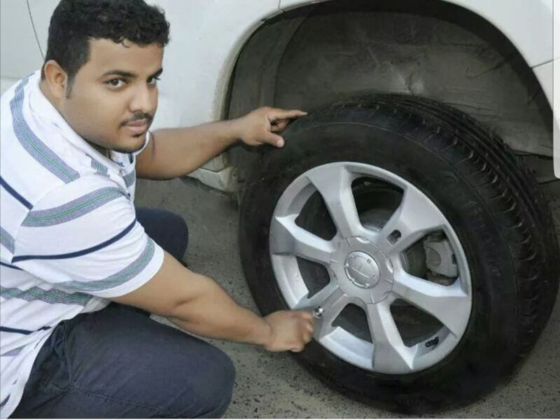 سعودي يجد حلًا لأكبر مشكلة تواجه سائقي السيارات... وإهانة وراء ذلك