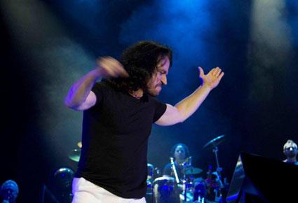 ياني يخطف الجمهور إلى عالم من دون حدود في دبي