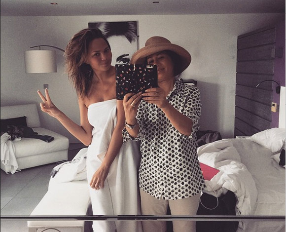 نجمات تتباهين على الإنترنت بإطلالاتهن المثيرة بدون ماكياج