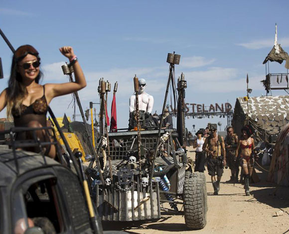 بالصور... عشاق سلسلة أفلام "Mad Max" يتجمعون بأزياء الفيلم وشخصياته المرعبة