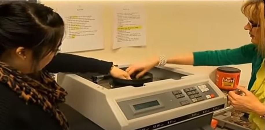 ادخر القروش طوال 65 عامًا... فما المبلغ الذي حصل عليه؟