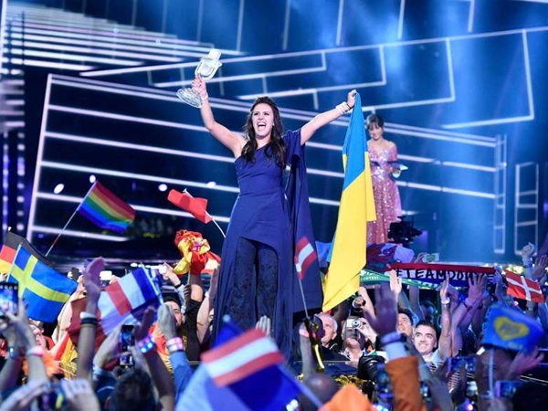مغنية مسلمة تغضب روسيا بفوزها في مسابقة يوروفيجن