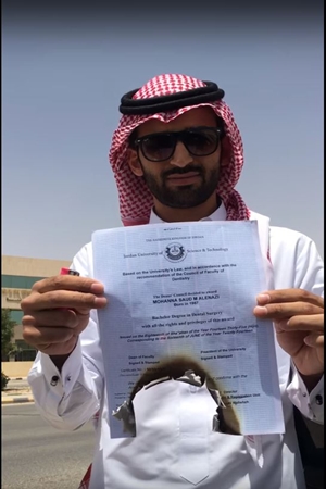 طبيب سعودي يحرق شهادته الجامعية