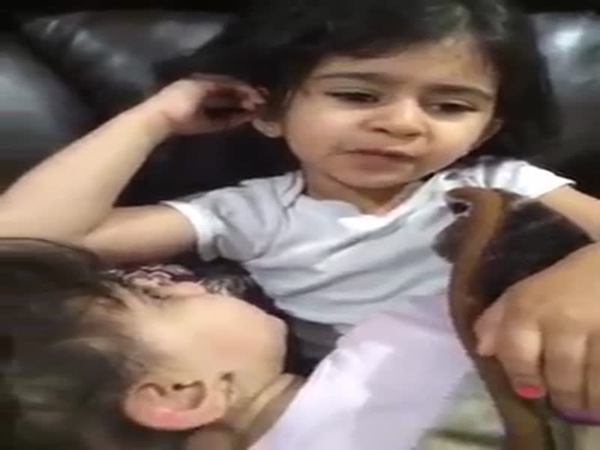 طفلة صغيرة تسرق قلوب مستخدمي الفيس بوك