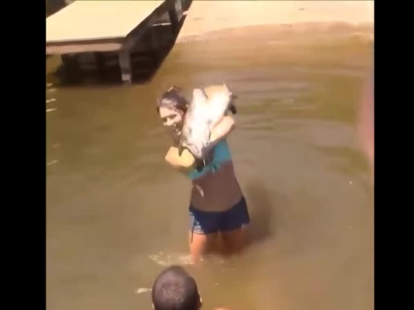 بالفيديو .. تصطاد سمكة كبيرة بيديها العاريتين