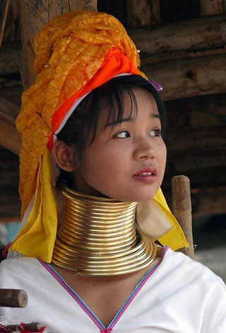 نساء تايلاند يتزيّن بالصولجان لتطول أعناقهن!