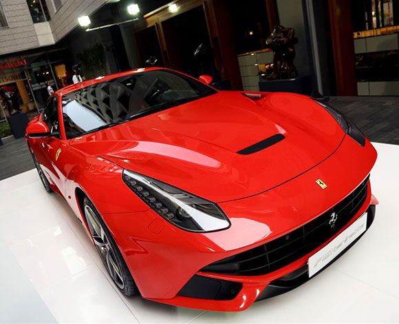 Motor Village يجمع السيارات الفارهة في دبي