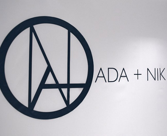 "Ada & Nik" تظهر للمرة الأولى في عرض ملابسها في أسبوع الموضة في لندن