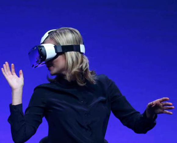 كل ما يجب أن تعرفه عن نظارة سامسونج Gear VR من أوكلوس 