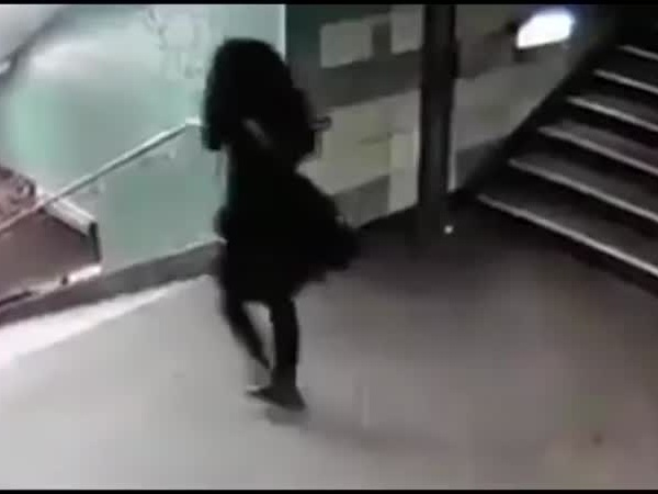 بدون أي مبرر .. يركل فتاة في محطة مترو ويبتعد .. فيديو