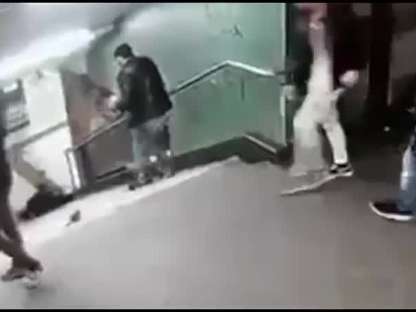 بدون أي مبرر .. يركل فتاة في محطة مترو ويبتعد .. فيديو