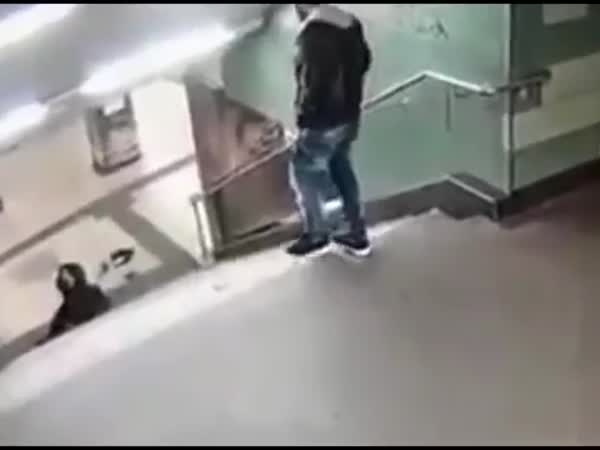 بدون أي مبرر .. يركل فتاة في محطة مترو ويبتعد .. فيديو
