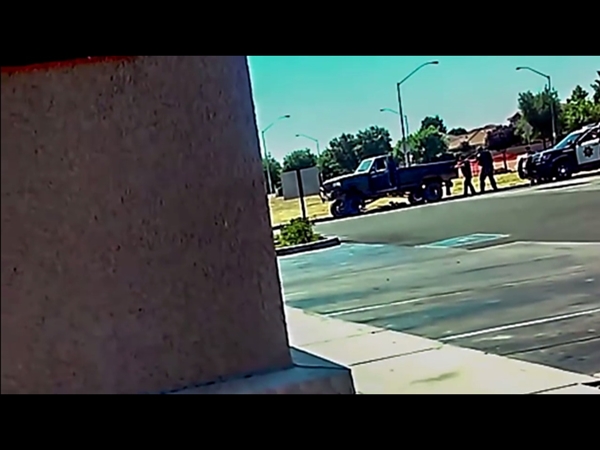 شاهد كيف قتل شرطي أمريكي مراهقًا أعزلًا بدمٍ بارد