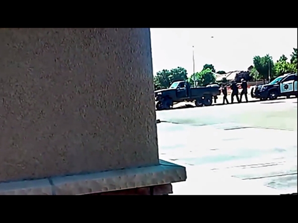 شاهد كيف قتل شرطي أمريكي مراهقًا أعزلًا بدمٍ بارد