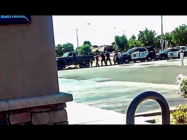 شاهد كيف قتل شرطي أمريكي مراهقًا أعزلًا بدمٍ بارد