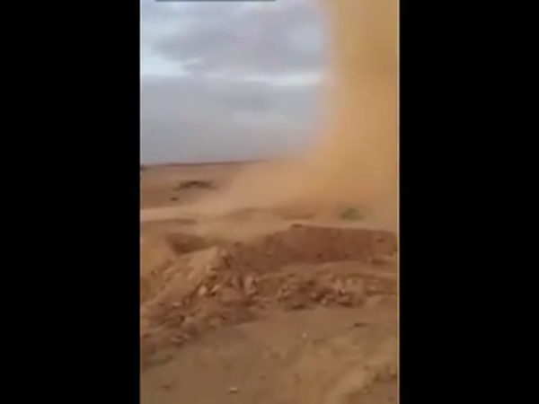 شاهد حفرة غريبة بالسعودية تلفظ كل ما بداخلها