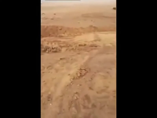 شاهد حفرة غريبة بالسعودية تلفظ كل ما بداخلها