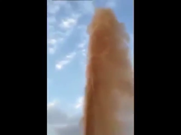 شاهد حفرة غريبة بالسعودية تلفظ كل ما بداخلها