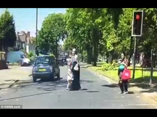 شاهد كيف أنقذت هذه الأم طفلتها من الموت
