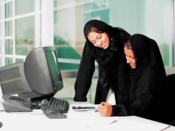 نساء السعودية تنتظر عامًا كاملًا للحصول على وظيفة