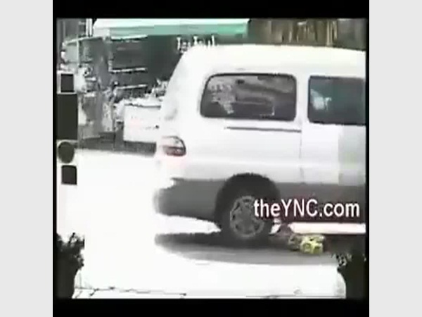 فيديو مزعج .. طفل يتم دهسه بالسيارة والسائق لم يلحظه إلا بعد فوات الأوان