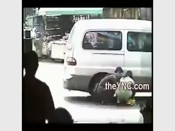 فيديو مزعج .. طفل يتم دهسه بالسيارة والسائق لم يلحظه إلا بعد فوات الأوان