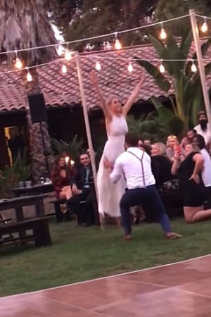 بالفيديو .. موقف محرج في حفل الزفاف