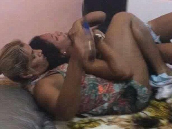 ضبطته مع عشيقته في الفراش .. ما فعلته بعد ذلك أمر لا يُصدق .. فيديو