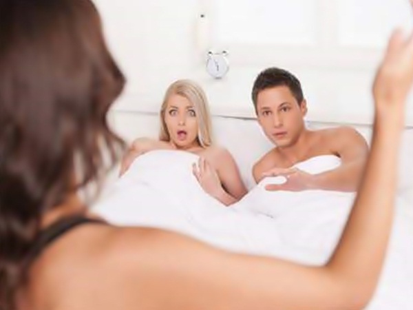 حاول إخفاء عشيقته قبل وصول الزوجة .. شاهد رد فعلها
