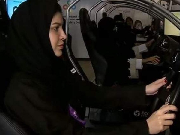 بالفيديو: سعوديات يتدربن على قيادة السيارات